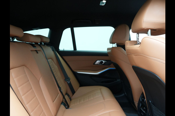 BMW 3 Serie Touring 330e M Sport Plug in Hybrid 293pk Dealer O.H PHEV | Trekhaak Af Fabriek | Laser LED | Head Up | Adaptive Cruise | Apple Carplay | Keyless | Lederen Sportstoelen Verwarmd | Camera | Virtual | Navigatie | DAB | 19"L.M |