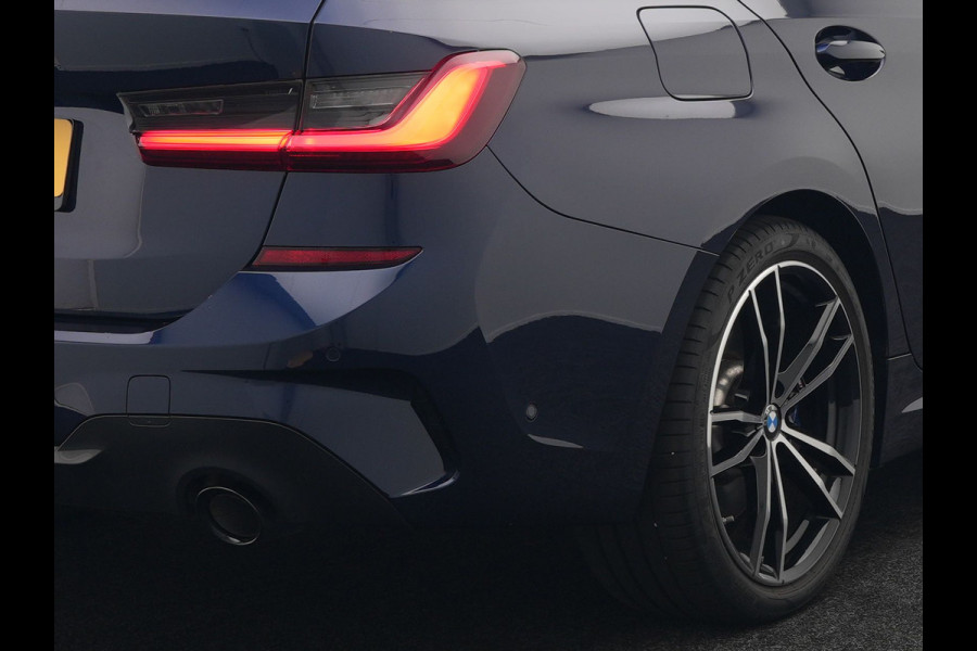 BMW 3 Serie Touring 330e M Sport Plug in Hybrid 293pk Dealer O.H PHEV | Trekhaak Af Fabriek | Laser LED | Head Up | Adaptive Cruise | Apple Carplay | Keyless | Lederen Sportstoelen Verwarmd | Camera | Virtual | Navigatie | DAB | 19"L.M |