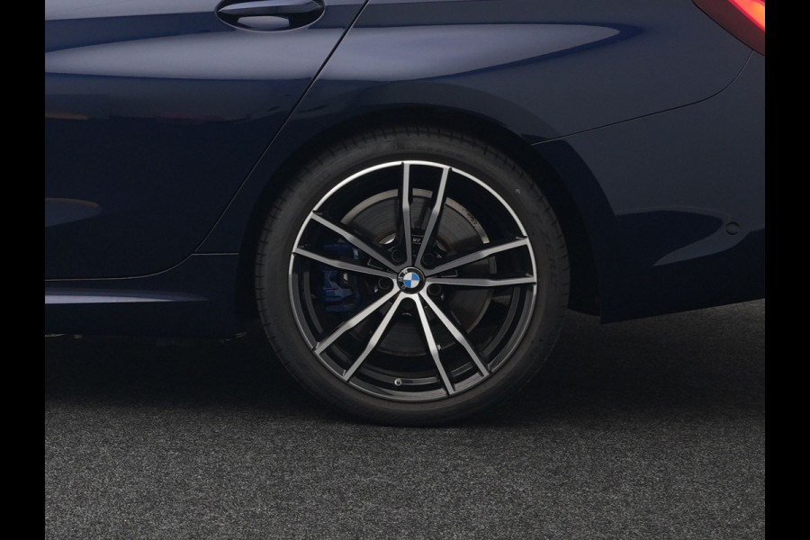 BMW 3 Serie Touring 330e M Sport Plug in Hybrid 293pk Dealer O.H PHEV | Trekhaak Af Fabriek | Laser LED | Head Up | Adaptive Cruise | Apple Carplay | Keyless | Lederen Sportstoelen Verwarmd | Camera | Virtual | Navigatie | DAB | 19"L.M |