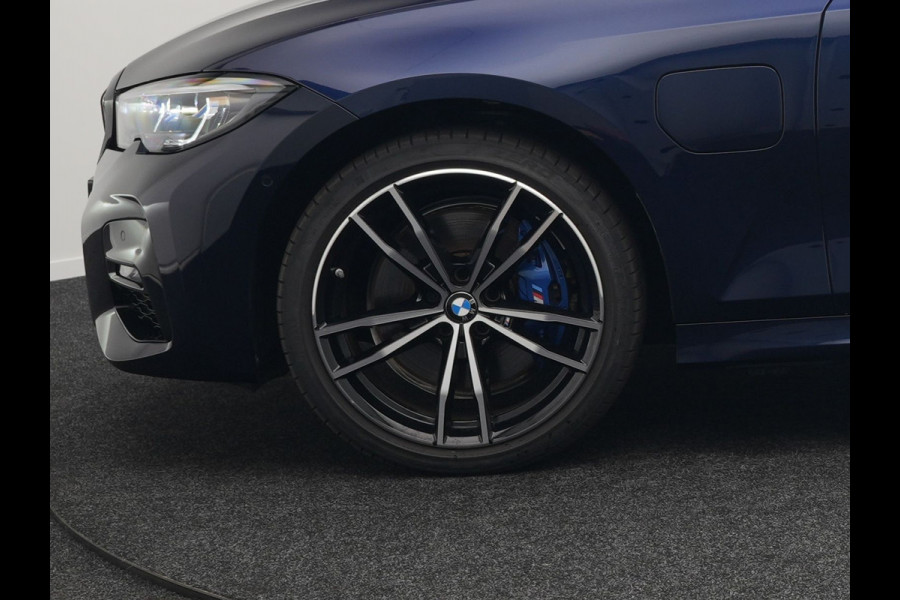 BMW 3 Serie Touring 330e M Sport Plug in Hybrid 293pk Dealer O.H PHEV | Trekhaak Af Fabriek | Laser LED | Head Up | Adaptive Cruise | Apple Carplay | Keyless | Lederen Sportstoelen Verwarmd | Camera | Virtual | Navigatie | DAB | 19"L.M |