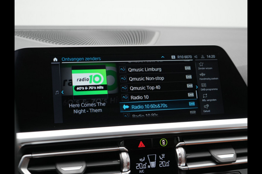 BMW 3 Serie Touring 330e M Sport Plug in Hybrid 293pk Dealer O.H PHEV | Trekhaak Af Fabriek | Laser LED | Head Up | Adaptive Cruise | Apple Carplay | Keyless | Lederen Sportstoelen Verwarmd | Camera | Virtual | Navigatie | DAB | 19"L.M |