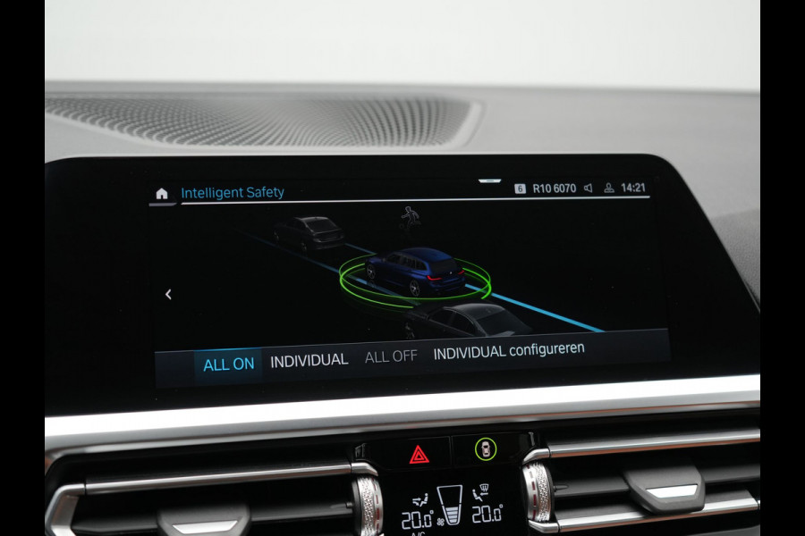 BMW 3 Serie Touring 330e M Sport Plug in Hybrid 293pk Dealer O.H PHEV | Trekhaak Af Fabriek | Laser LED | Head Up | Adaptive Cruise | Apple Carplay | Keyless | Lederen Sportstoelen Verwarmd | Camera | Virtual | Navigatie | DAB | 19"L.M |