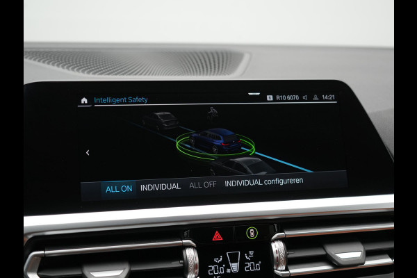 BMW 3 Serie Touring 330e M Sport Plug in Hybrid 293pk Dealer O.H PHEV | Trekhaak Af Fabriek | Laser LED | Head Up | Adaptive Cruise | Apple Carplay | Keyless | Lederen Sportstoelen Verwarmd | Camera | Virtual | Navigatie | DAB | 19"L.M |