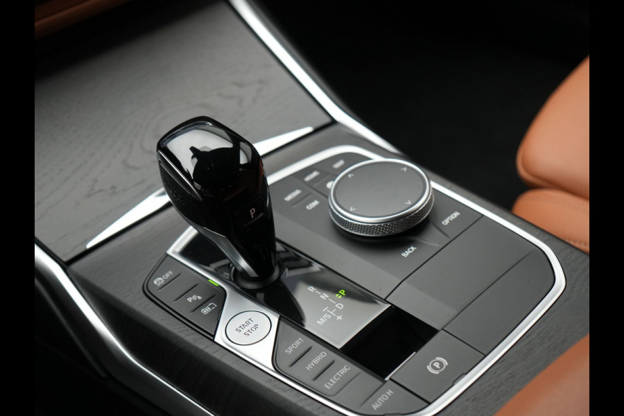 BMW 3 Serie Touring 330e M Sport Plug in Hybrid 293pk Dealer O.H PHEV | Trekhaak Af Fabriek | Laser LED | Head Up | Adaptive Cruise | Apple Carplay | Keyless | Lederen Sportstoelen Verwarmd | Camera | Virtual | Navigatie | DAB | 19"L.M |