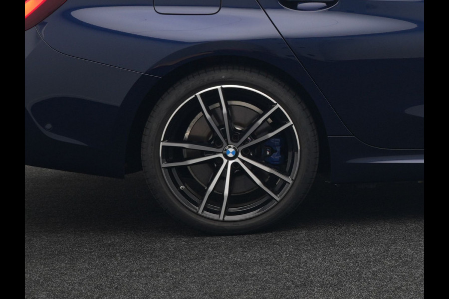 BMW 3 Serie Touring 330e M Sport Plug in Hybrid 293pk Dealer O.H PHEV | Trekhaak Af Fabriek | Laser LED | Head Up | Adaptive Cruise | Apple Carplay | Keyless | Lederen Sportstoelen Verwarmd | Camera | Virtual | Navigatie | DAB | 19"L.M |