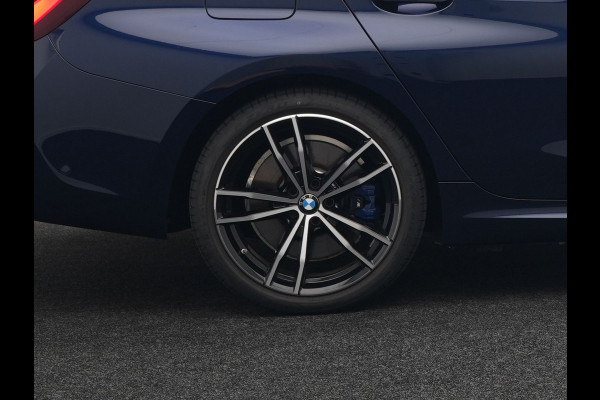 BMW 3 Serie Touring 330e M Sport Plug in Hybrid 293pk Dealer O.H PHEV | Trekhaak Af Fabriek | Laser LED | Head Up | Adaptive Cruise | Apple Carplay | Keyless | Lederen Sportstoelen Verwarmd | Camera | Virtual | Navigatie | DAB | 19"L.M |