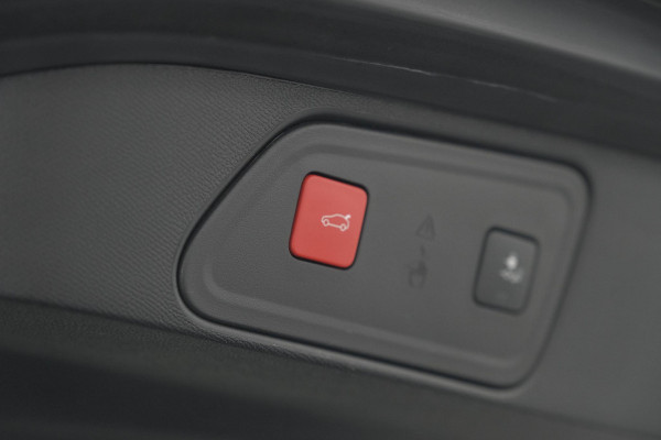 Peugeot 3008 1.2 Hybrid 136 GT | 360 Camera | Adaptieve Cruise Control | Elektronische Kofferklep | Navigatie