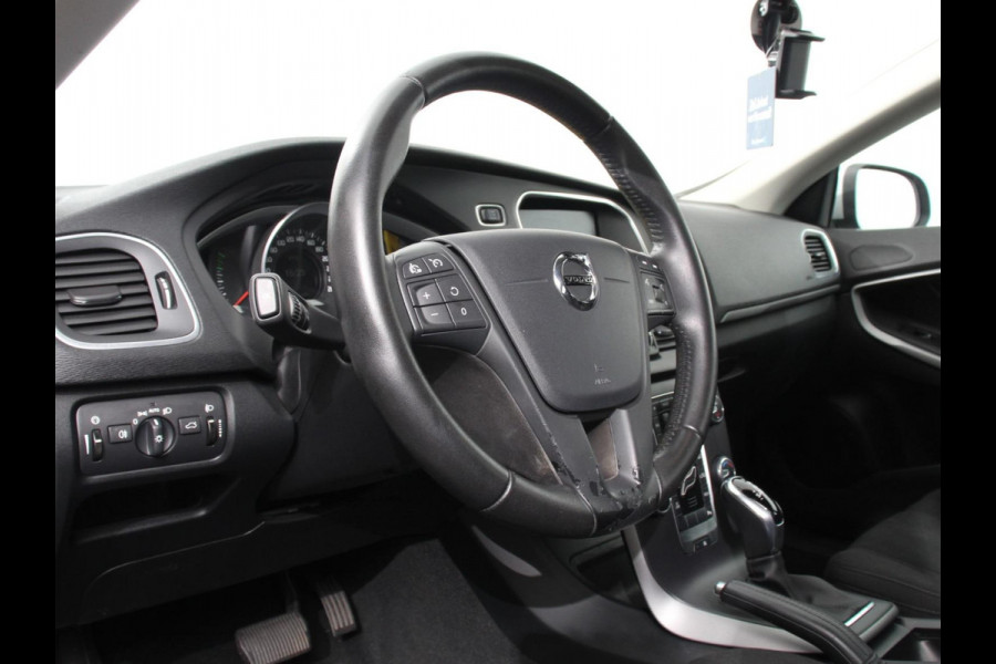 Volvo V40 1.5 T2 Momentum Airco Navigatie Parkeersensoren Radio Lichtmetalen velgen Elektrische ramen Bluetooth