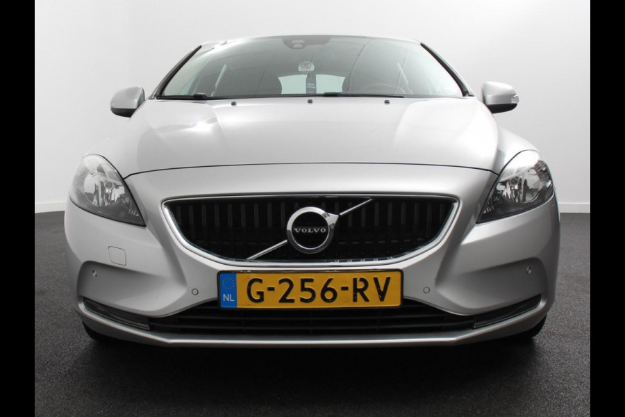 Volvo V40 1.5 T2 Momentum Airco Navigatie Parkeersensoren Radio Lichtmetalen velgen Elektrische ramen Bluetooth
