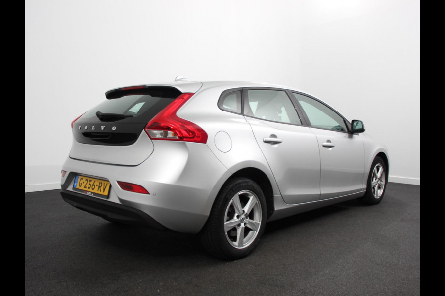 Volvo V40 1.5 T2 Momentum Airco Navigatie Parkeersensoren Radio Lichtmetalen velgen Elektrische ramen Bluetooth