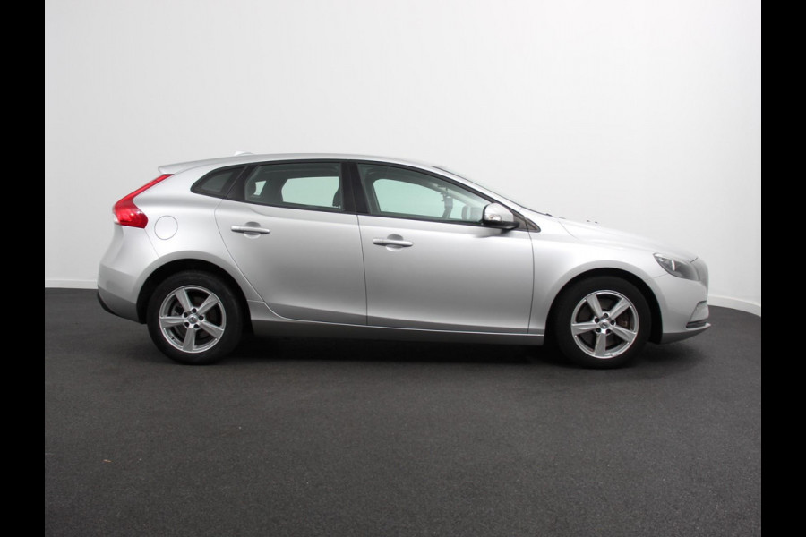 Volvo V40 1.5 T2 Momentum Airco Navigatie Parkeersensoren Radio Lichtmetalen velgen Elektrische ramen Bluetooth