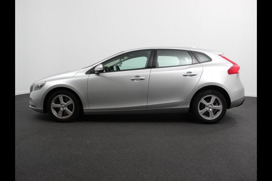 Volvo V40 1.5 T2 Momentum Airco Navigatie Parkeersensoren Radio Lichtmetalen velgen Elektrische ramen Bluetooth