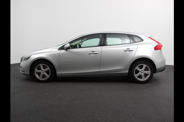 Volvo V40 1.5 T2 Momentum Airco Navigatie Parkeersensoren Radio Lichtmetalen velgen Elektrische ramen Bluetooth