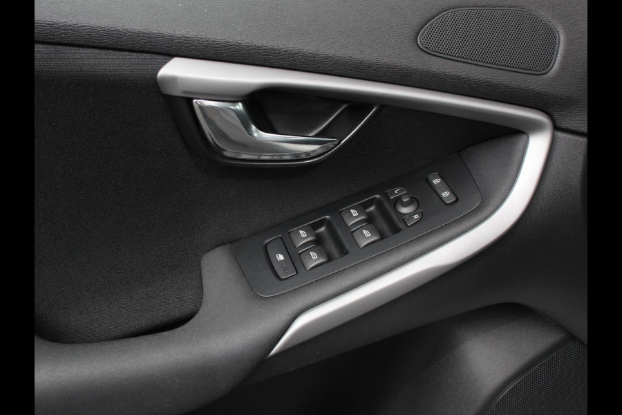 Volvo V40 1.5 T2 Momentum Airco Navigatie Parkeersensoren Radio Lichtmetalen velgen Elektrische ramen Bluetooth