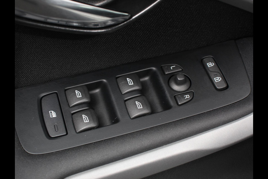 Volvo V40 1.5 T2 Momentum Airco Navigatie Parkeersensoren Radio Lichtmetalen velgen Elektrische ramen Bluetooth
