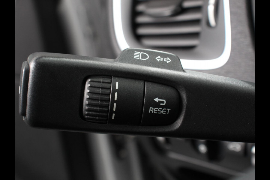 Volvo V40 1.5 T2 Momentum Airco Navigatie Parkeersensoren Radio Lichtmetalen velgen Elektrische ramen Bluetooth