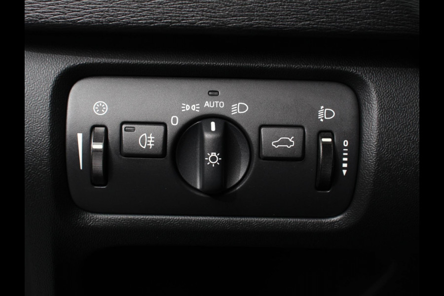 Volvo V40 1.5 T2 Momentum Airco Navigatie Parkeersensoren Radio Lichtmetalen velgen Elektrische ramen Bluetooth