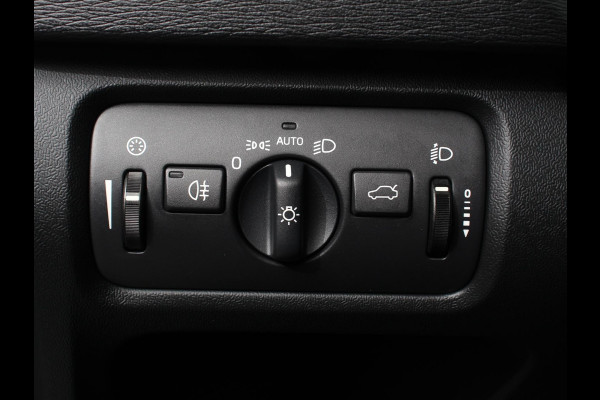 Volvo V40 1.5 T2 Momentum Airco Navigatie Parkeersensoren Radio Lichtmetalen velgen Elektrische ramen Bluetooth