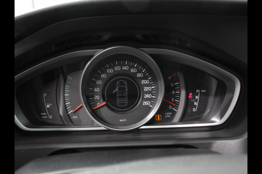 Volvo V40 1.5 T2 Momentum Airco Navigatie Parkeersensoren Radio Lichtmetalen velgen Elektrische ramen Bluetooth