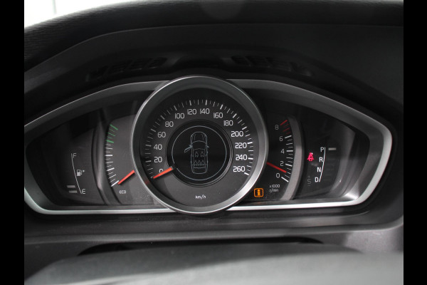 Volvo V40 1.5 T2 Momentum Airco Navigatie Parkeersensoren Radio Lichtmetalen velgen Elektrische ramen Bluetooth