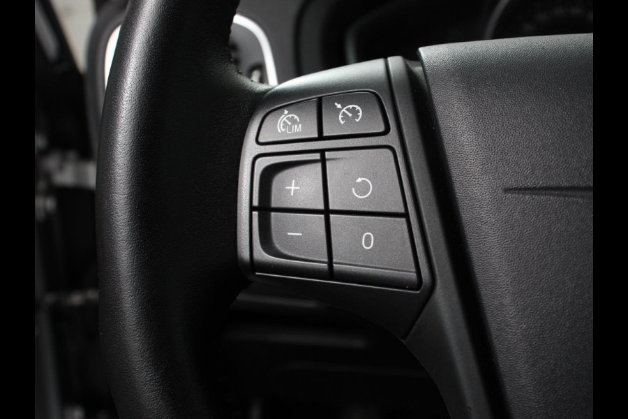 Volvo V40 1.5 T2 Momentum Airco Navigatie Parkeersensoren Radio Lichtmetalen velgen Elektrische ramen Bluetooth