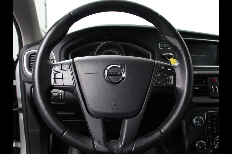 Volvo V40 1.5 T2 Momentum Airco Navigatie Parkeersensoren Radio Lichtmetalen velgen Elektrische ramen Bluetooth