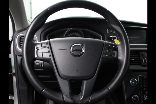 Volvo V40 1.5 T2 Momentum Airco Navigatie Parkeersensoren Radio Lichtmetalen velgen Elektrische ramen Bluetooth