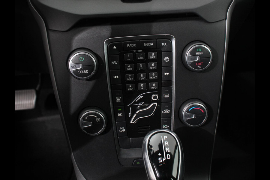 Volvo V40 1.5 T2 Momentum Airco Navigatie Parkeersensoren Radio Lichtmetalen velgen Elektrische ramen Bluetooth