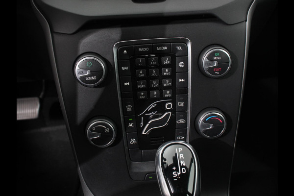 Volvo V40 1.5 T2 Momentum Airco Navigatie Parkeersensoren Radio Lichtmetalen velgen Elektrische ramen Bluetooth