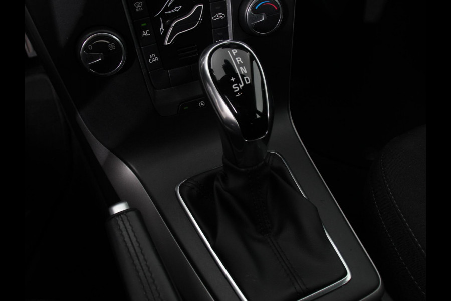 Volvo V40 1.5 T2 Momentum Airco Navigatie Parkeersensoren Radio Lichtmetalen velgen Elektrische ramen Bluetooth