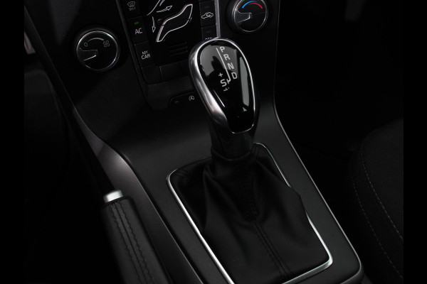 Volvo V40 1.5 T2 Momentum Airco Navigatie Parkeersensoren Radio Lichtmetalen velgen Elektrische ramen Bluetooth