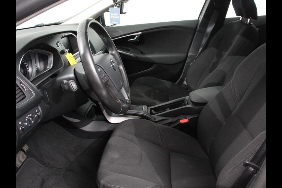 Volvo V40 1.5 T2 Momentum Airco Navigatie Parkeersensoren Radio Lichtmetalen velgen Elektrische ramen Bluetooth
