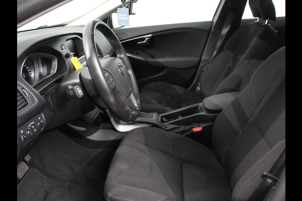Volvo V40 1.5 T2 Momentum Airco Navigatie Parkeersensoren Radio Lichtmetalen velgen Elektrische ramen Bluetooth
