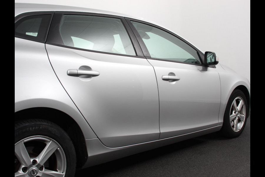 Volvo V40 1.5 T2 Momentum Airco Navigatie Parkeersensoren Radio Lichtmetalen velgen Elektrische ramen Bluetooth