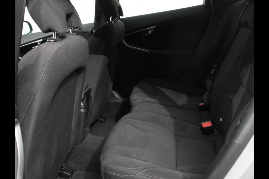 Volvo V40 1.5 T2 Momentum Airco Navigatie Parkeersensoren Radio Lichtmetalen velgen Elektrische ramen Bluetooth