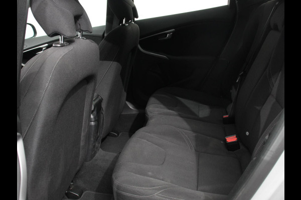 Volvo V40 1.5 T2 Momentum Airco Navigatie Parkeersensoren Radio Lichtmetalen velgen Elektrische ramen Bluetooth