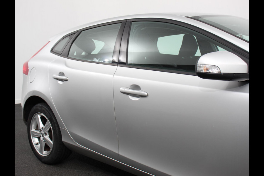 Volvo V40 1.5 T2 Momentum Airco Navigatie Parkeersensoren Radio Lichtmetalen velgen Elektrische ramen Bluetooth