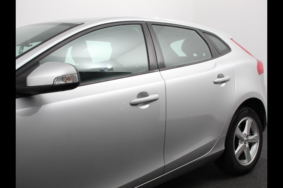 Volvo V40 1.5 T2 Momentum Airco Navigatie Parkeersensoren Radio Lichtmetalen velgen Elektrische ramen Bluetooth