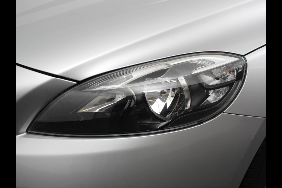 Volvo V40 1.5 T2 Momentum Airco Navigatie Parkeersensoren Radio Lichtmetalen velgen Elektrische ramen Bluetooth