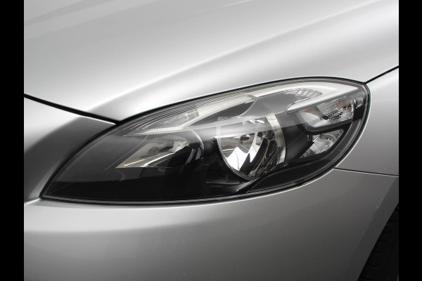 Volvo V40 1.5 T2 Momentum Airco Navigatie Parkeersensoren Radio Lichtmetalen velgen Elektrische ramen Bluetooth
