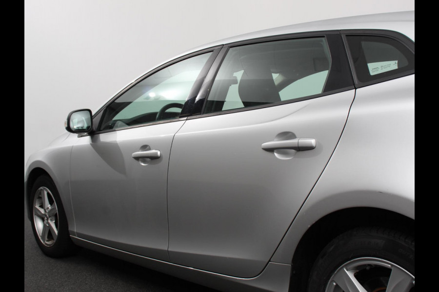 Volvo V40 1.5 T2 Momentum Airco Navigatie Parkeersensoren Radio Lichtmetalen velgen Elektrische ramen Bluetooth