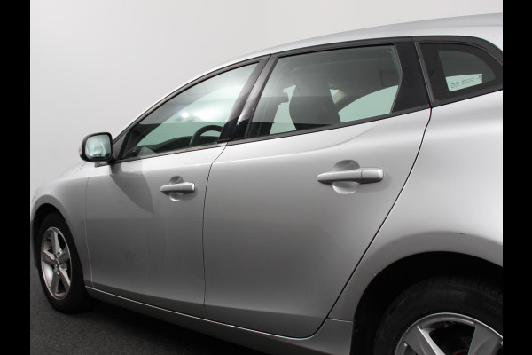 Volvo V40 1.5 T2 Momentum Airco Navigatie Parkeersensoren Radio Lichtmetalen velgen Elektrische ramen Bluetooth