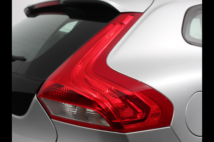 Volvo V40 1.5 T2 Momentum Airco Navigatie Parkeersensoren Radio Lichtmetalen velgen Elektrische ramen Bluetooth