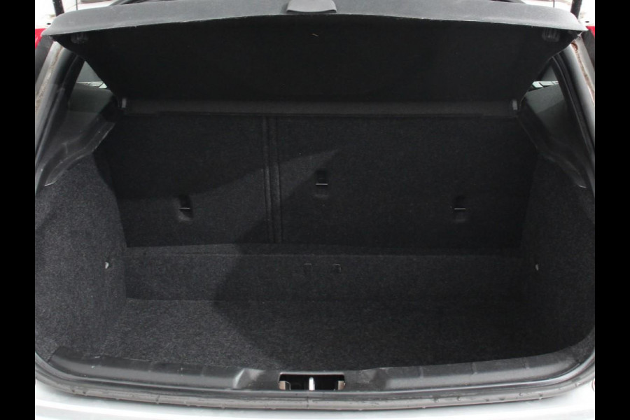 Volvo V40 1.5 T2 Momentum Airco Navigatie Parkeersensoren Radio Lichtmetalen velgen Elektrische ramen Bluetooth