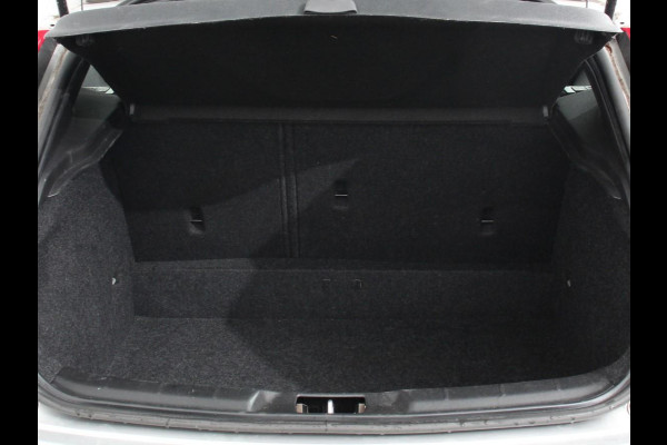 Volvo V40 1.5 T2 Momentum Airco Navigatie Parkeersensoren Radio Lichtmetalen velgen Elektrische ramen Bluetooth