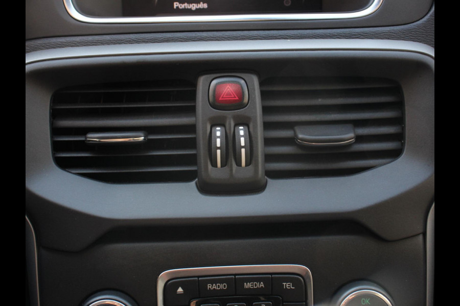 Volvo V40 1.5 T2 Momentum Airco Navigatie Parkeersensoren Radio Lichtmetalen velgen Elektrische ramen Bluetooth