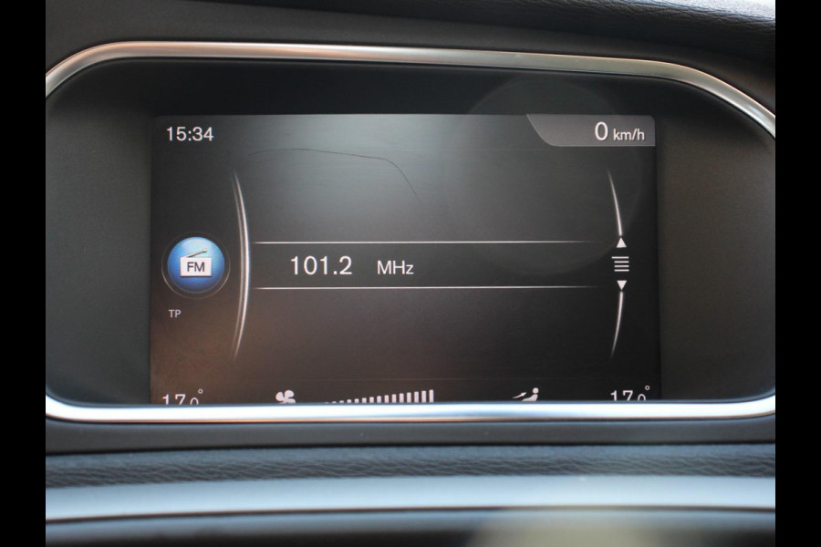 Volvo V40 1.5 T2 Momentum Airco Navigatie Parkeersensoren Radio Lichtmetalen velgen Elektrische ramen Bluetooth