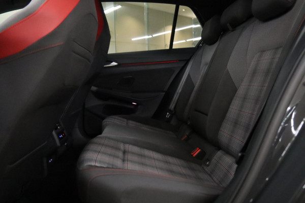 Volkswagen Golf 2.0 TSI GTI PANO / CARPLAY / H&K / CAM / VOL