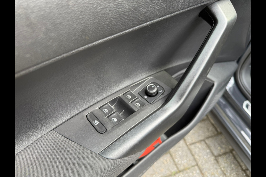 Volkswagen Polo 1.0 TSI Highline Business R - Automaat - Navi - Climate - Org.NL