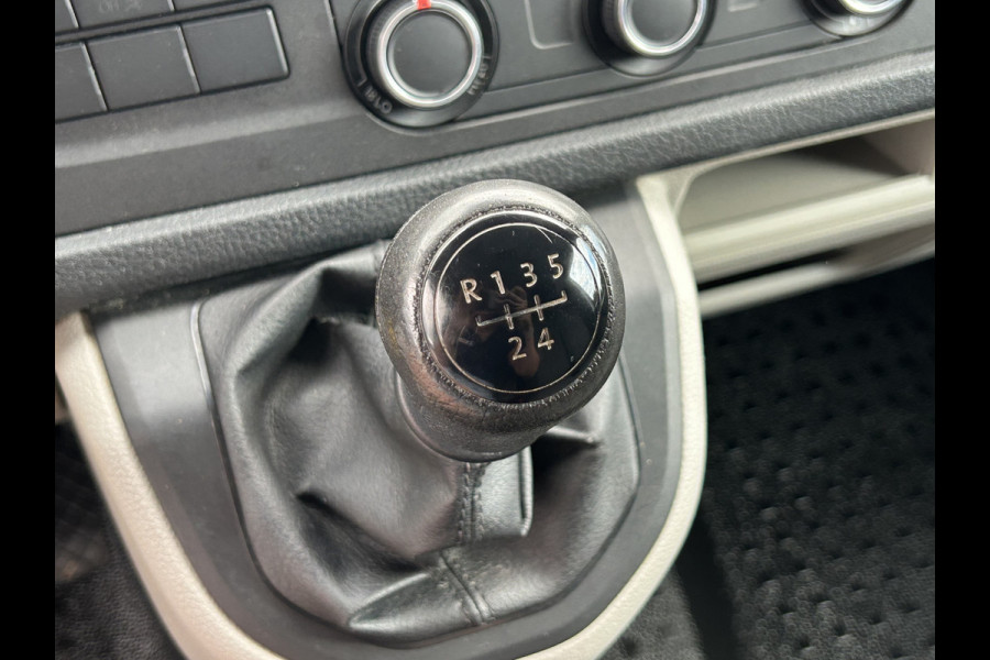 Volkswagen Transporter 2.0 TDI 102 PK / L2H1 / 1e EIG. / ALUCA INRICHTING / IMPERIAAL / TREKHAAK / AIRCO / CRUISE / BLUETOOTH / 3-ZITS